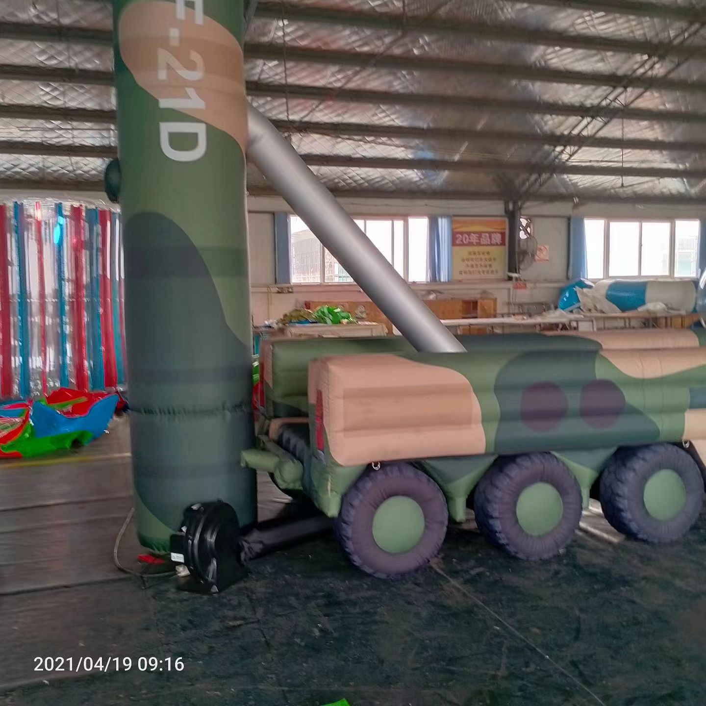 安顺军事演习中的充气目标车辆：模拟发射车雷达车坦克飞机